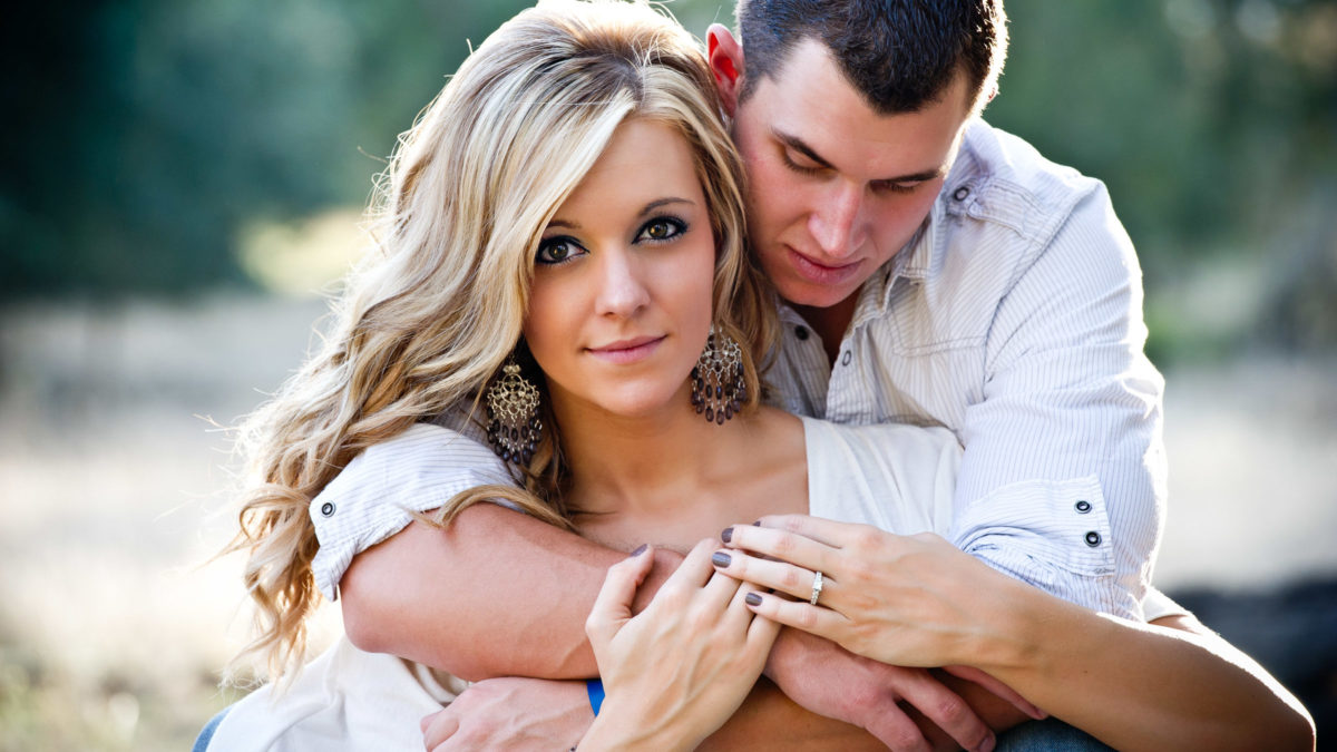 Engagement photo of man and woman in embrace.