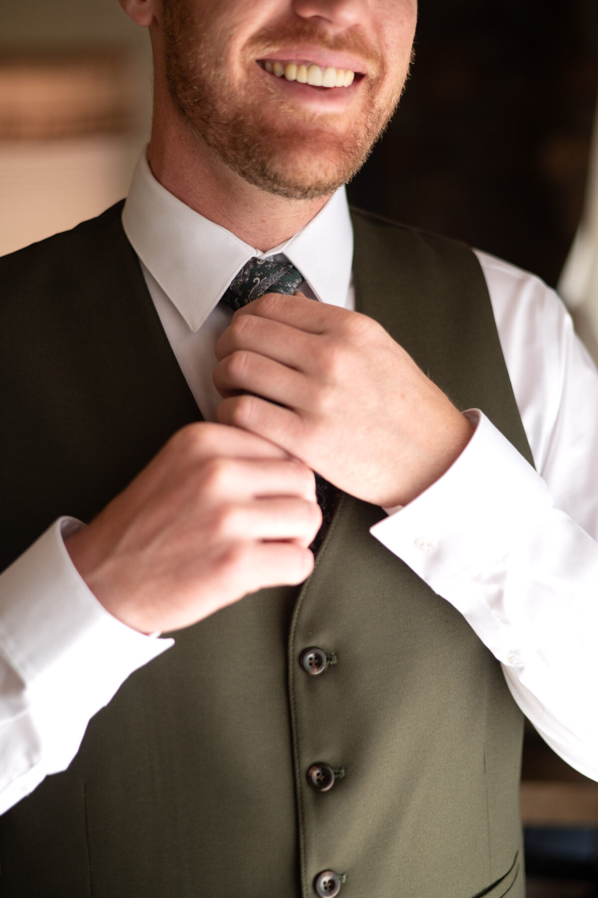 groom tieing his tie